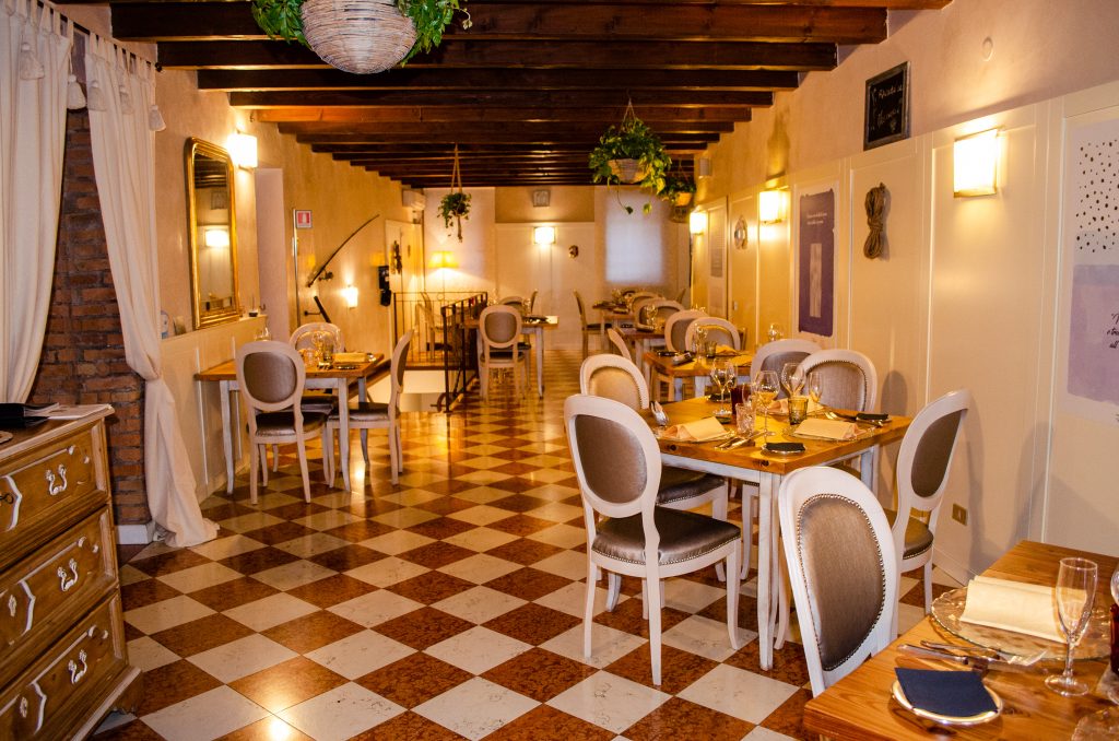 immagine della sala principale del ristorante di pesce Mare Nostro